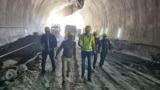 印度救援人员在坍塌的公路隧道内开展救援。（2023年11月14日）