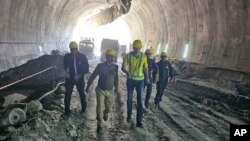 印度救援人员在坍塌的公路隧道内开展救援。(2023年11月14日)