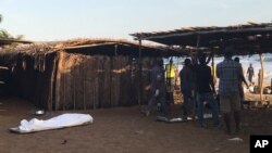 在科特迪瓦一个海滩度假胜地发生袭击后,地上有尸体(2016年3月13日)