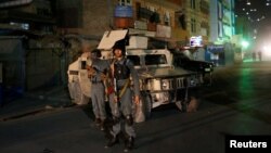 Cảnh sát Afghanistan đứng bảo vệ gần hiện trường vụ tấn công ở Kabul, Afghanistan, ngày 11 tháng 10 năm 2016.