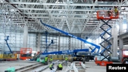 美国电动汽车特斯拉在中国上海的一个工厂厂房正在建造中。(2019年6月9日)