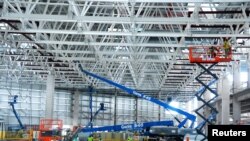 美国电动汽车特斯拉在中国上海的一个工厂厂房正在建造中。(2019年6月9日)