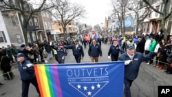 资料照片:同性恋退伍军人在波士顿参加圣帕特里克节游行。(2015年3月15日)