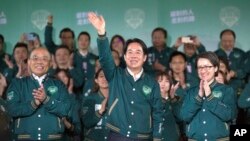 资料照片: 台湾副总统赖清德(图中挥手者）在2024年1月13日总统大选胜出后向支持者挥手致意。