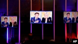 Еммануель Макрон та Марін Ле Пен під час дебатів на французькому телебаченні 20 квітня 2022 р.