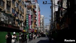 4月17日,上海居民在封城期间排队等待核酸检测。