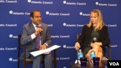 安雅·曼纽尔(右)在大西洋理事会举办的新书讨论会上 (美国之音莫雨拍摄)