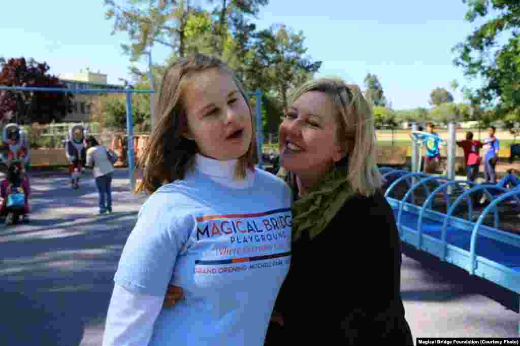 Засновниця фундації Оленка Стеців Віллареаль разом із донькою Евою, яка надихнула її до створення майданчика і назвала його "Чарівний міст"