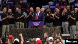 2024年10月13日,美国共和党总统候选人、前总统唐纳德·特朗普在亚利桑那州普雷斯科特谷的竞选集会上发表讲话。