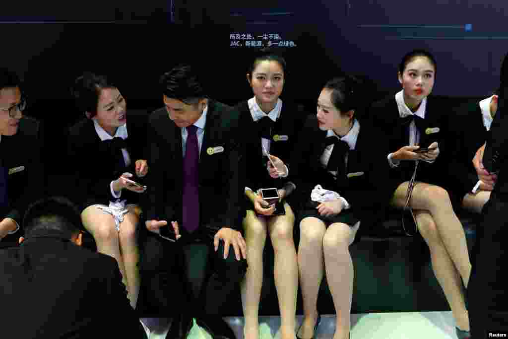 2018年4月25日,在第十五届北京国际汽车展览会上,一些工作人员在江淮汽车展台休息。 这张照片以女性为主,但总的来说,中国就业市场存在重男轻女现象。4月23日,人权观察组织在香港公布的报告显示,中国政府企业和民营企业招工过程中惯用一些歧视性招聘广告。2018年,中国国家机关公务员广告中,几乎每五则中就有一则限招男性,或者“男性优先”。阿里巴巴公司在招聘启事中,则许诺应征者将与“美女”为同事,以美女员工招徕异性人才。