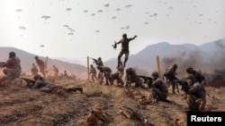 朝鲜官媒朝中社2024年3月16日发布照片显示,朝鲜人民军空中和两栖作战部队在进行军事训练。