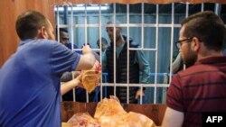 加沙民众在加沙城排队购买得到补贴的面包。(2024年4月15日)