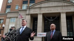 前川普竞选主席保罗·马纳福特审判宣读判决后,辩护律师查理·韦斯特林(麦克风后),凯文·唐宁和托马斯·泽恩在美国地方法院前向媒体发表讲话。维吉尼亚州,亚历桑德里亚,2018年8月21日。