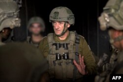 资料照片:以军公布的照片显示以军总参谋长哈莱维中将在加沙南部拉法地区的费城走廊评估局势。(2024年8月14日)