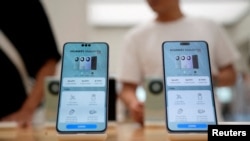 资料照片:上海一家华为专卖店内展示的华为Mate 60 Pro智能手机。(2023年9月8日)