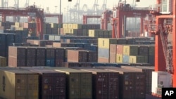 特朗普的回归恐再掀起贸易战,中国海关数据显示10月份出口激增,货柜堆放在中国天津的一个港口。(美联社:2023年1月16日)
