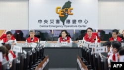 台湾总统府的照片显示,台湾总统蔡英文和行政院长陈建仁前往中央灾害应变中心听取最新灾情报告。