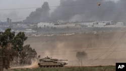 以色列一辆坦克沿加沙边境地带行驶。(2023年12月23日)