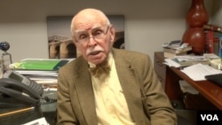 纽约大学亚美法学研究所的资深教授孔杰荣 (Jerome Cohen)接受美国之音采访(资料照片,2013年11月)