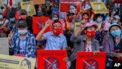 缅甸示威者聚集在仰光街头继续抗议军事政变。(2021年2月18日)