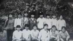 云南西双版纳第三水利兵团一营一连部分上海女知青 -后排军人为连队干部(莉莉提供图片)