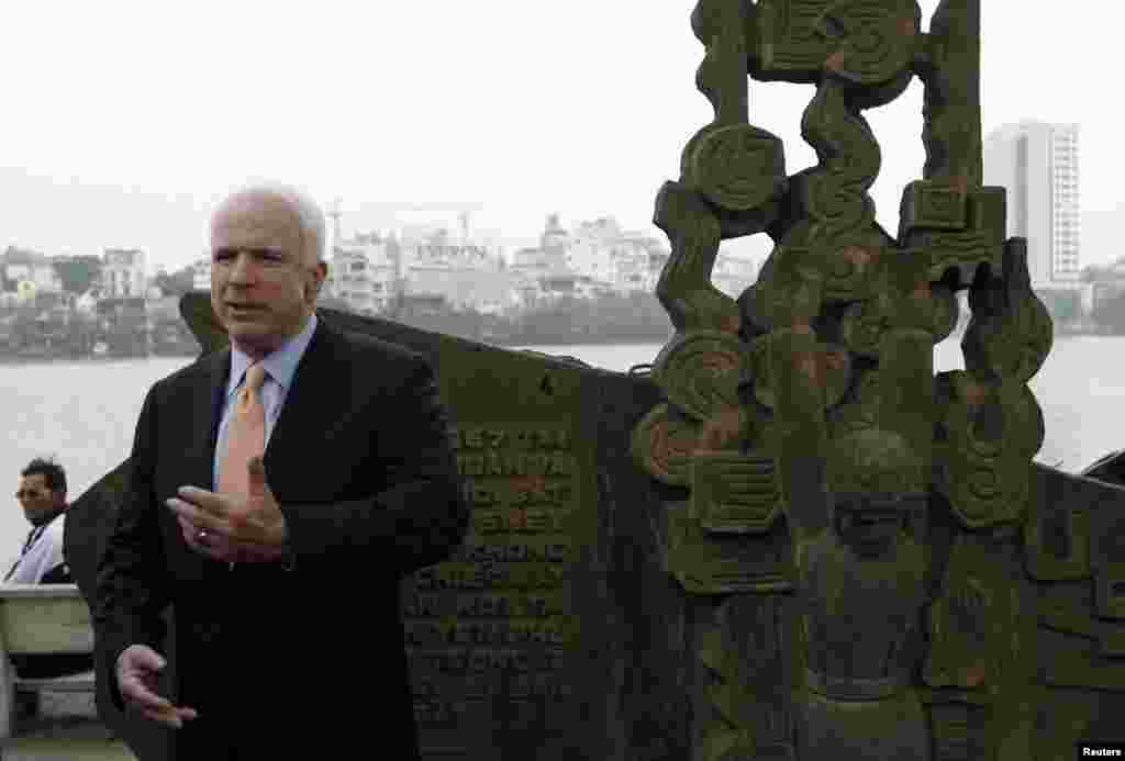 Ông McCain phát biểu trước bia kỉ niệm sự kiện ông bị bắt giữ sau khi máy bay ném bom của ông bị bắn rơi vào năm 1967, bên hồ Trúc Bạch, Hà Nội, ngày 7 tháng 4 năm 2009.  