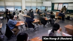 တောင်ကိုရီးယားနိုင်ငံ Seoul မြို့ တက္ကသိုလ်ဝင်တန်းစာမေးပွဲ ဖြေဆိုဖို့စောင့်နေကြတဲ့ ကျောင်းသားများ။ (ဒီဇင်ဘာ ၀၃၊ ၂၀၂၀)