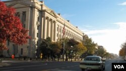 一辆出租车在华盛顿美国 司法部总部大楼 附近的街道行驶。(资料照)