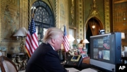 在感恩节,在佛罗里达州棕榈滩,川普总统在他的私人俱乐部海湖庄园(Mar-a-Lago)通过视频会议与武装部队成员谈话(2017年11月23日)。