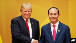 美国总统川普2017年11月11日出席APEC峰会 ,与越南国家主席陈大光握手