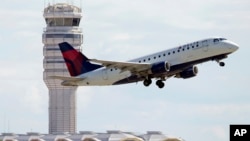 达美航空公司的飞机从罗纳德里根华盛顿国家机场起飞。(2014年7月28日)