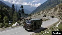 印度军队一辆卡车2020年9月3日在印中实际控制线附近行驶(路透社)