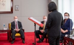 台湾总统蔡英文在台北会晤到访的伊利诺伊州民主党参议员塔米·达克沃思、阿拉斯加州共和党参议员丹·沙利文和特拉华州民主党参议员克里斯托弗·库恩斯。 (2021年6月6日)