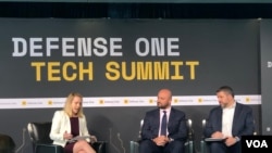 前美国国防部亚太事务副助理部长邓志强(Abraham Denmark) (右)2019年6月27日出席一场讨论会(美国之音黎堡)