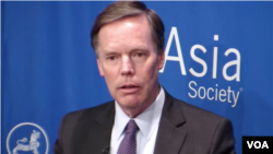 2016年担任哈佛大学教授的伯恩斯大使在美国亚洲协会举行的“向川普总统建言亚洲政策”讨论会上(亚洲协会图片,2016年11月10日)