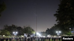 2024年5月1日晚,美国加州大学洛杉矶分校(UCLA)的示威活动仍在继续,警方在附近戒备。(路透社)