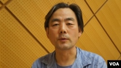 旅居广岛的中国人导演班忠义形容广岛人既非常爱和平,也受全国舆论影响(美国之音歌篮拍摄)