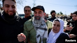 作为哈马斯与以色列之间交换人质和囚犯以及达成加沙停火协议的一部分,一名巴勒斯坦人从以色列监狱中获释。(路透社:2025年2月15日)