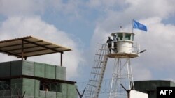 2023年10月12日,联合国驻黎巴嫩临时部队维和人员在黎巴嫩南部城镇迈尔瓦欣附近驻守蓝线沿线的一个观察点。(法新社照片)