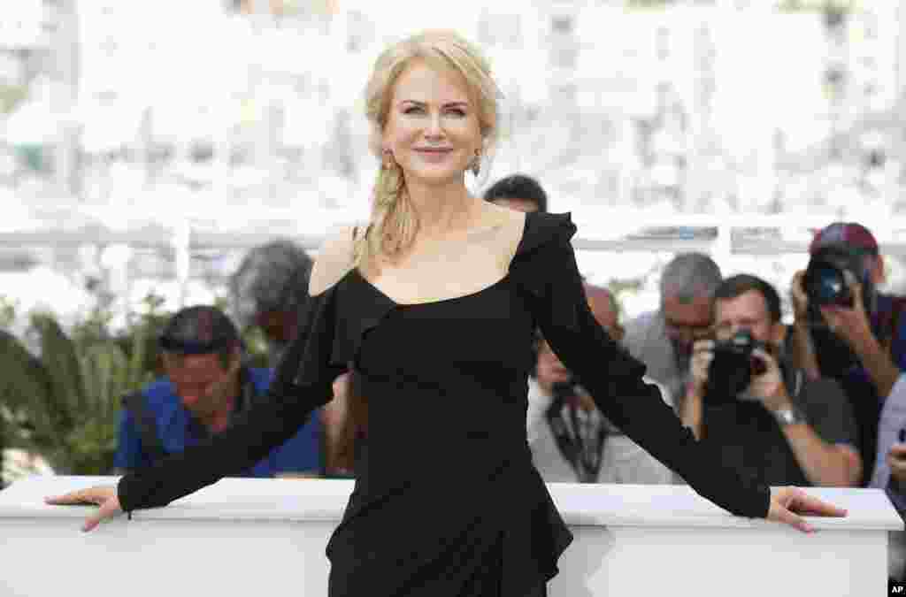 影星妮可·基德曼(Nicole Kidman)在法国南部的戛纳举行的第70届戛纳国际电影节上出席电影《谜湖之巅:中国女孩》(Top Of The Lake: China Girl)的首映礼(2017年5月23日)