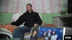 中国著名维权律师高智晟2015年在陕西的窑洞住宅里听记者讲话,旁边是他儿子的照片和女儿与美国前总统布什的合影