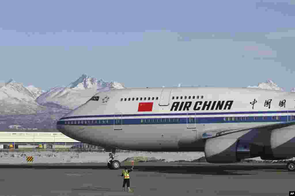 2017年4月7日,中国主席习近平一行乘坐的飞机在回国途中,在阿拉斯加州的城市安克雷奇的机场停留和加油。自然背景是雪山蓝天。 阿拉斯加州州长比尔·沃克在安克雷奇欢迎习近平。两人短暂游览了这个城市,谈论了阿拉斯加和中国的贸易关系。