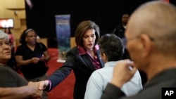 民主党联邦参议员马斯托2017年4月18日在赌城拉斯维加斯举行选民活动,会后与民众握手讲话。