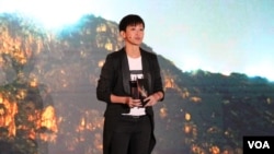 香港社运人士、歌手何韵诗在奥斯陆自由论坛-台湾上发表演讲,呼吁全球团结一致声援香港人的抗争。(2019年9月13日,美国之音林枫拍摄)