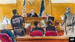 资料图片:2024年5月30日,在纽约曼哈顿刑事法庭,唐纳德·特朗普(前排最左边)看着陪审团主席作出有罪判决,胡安·默臣法官在法庭旁听。默臣2024年11月22日允许特朗普寻求撤销此案。