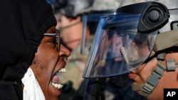 美国明尼苏达州圣保罗,抗议者和国民警卫队在东湖街对峙。(2020年5月29日)