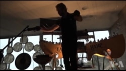 音乐家超越创意边界 发明超长琴弦的“大地竖琴” 音乐家超越创意边界 发明超长琴弦的“大地竖琴”