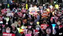 2024年12月9日,示威者在韩国首尔的国会大楼外举行集会,要求弹劾韩国总统尹锡悦。