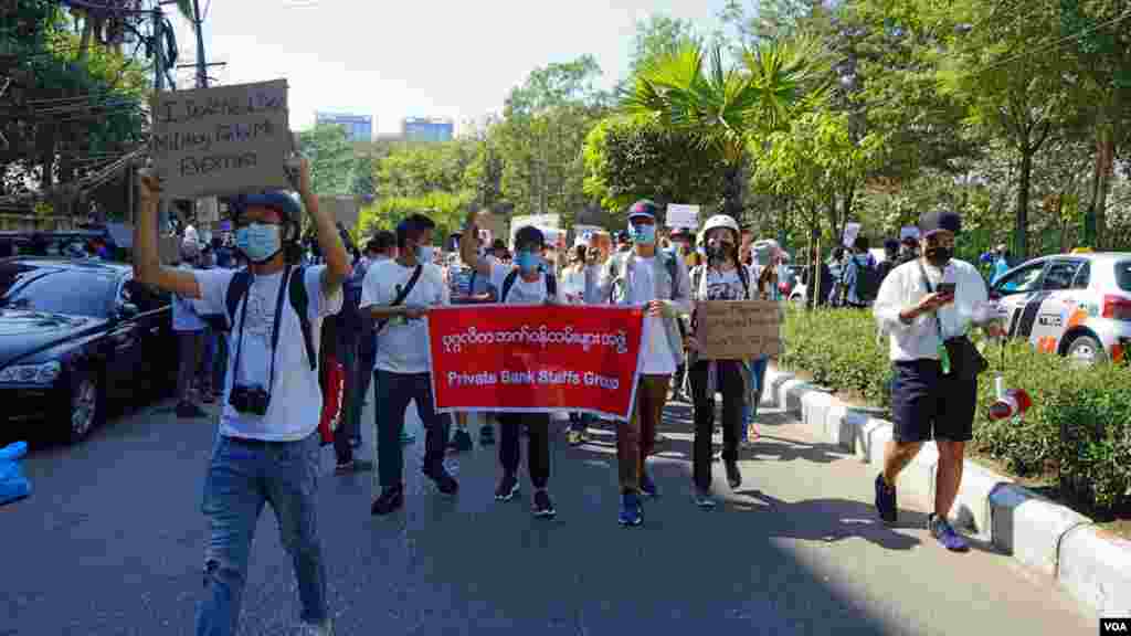 ရန်ကုန်မြို့ ကုလသမဂ္ဂရုံးရှေ့ စစ်အာဏာဆန့်ကျင်ဆန္ဒပြ မြင်ကွင်း။