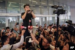 香港活动人士黄之锋获释后立即加入抗争活动 (2019年6月17日美联社)